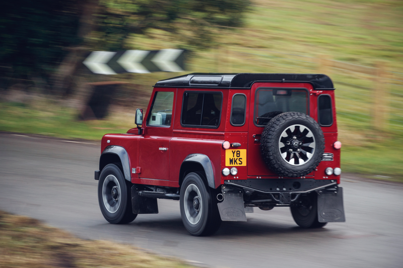 Illustration for article titled Land Rover Is Stuffing 400 HP V8s Into Vintage DefendersÂ